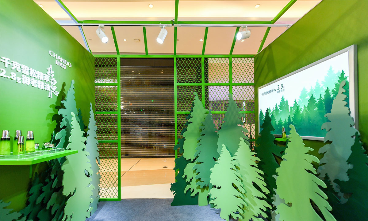 自然堂这次的快闪店策划的是一趟渐变色列车,而这一站的站点就是精华