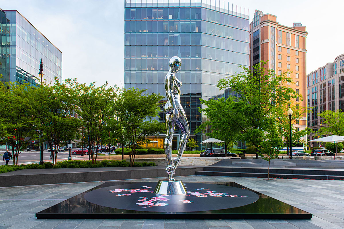 这家快闪店策划了一个5米高的女性机器人雕塑，瞬间吸睛无数