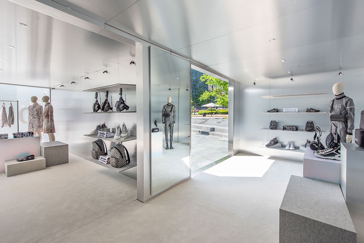 这家快闪店策划了一个5米高的女性机器人雕塑，瞬间吸睛无数