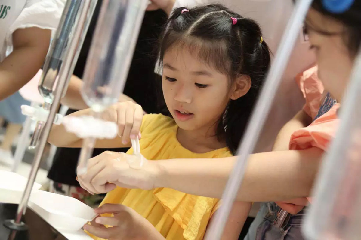 水珠形状和面膜造型的美妆快闪店策划等你来近距离体验“美的坚持”