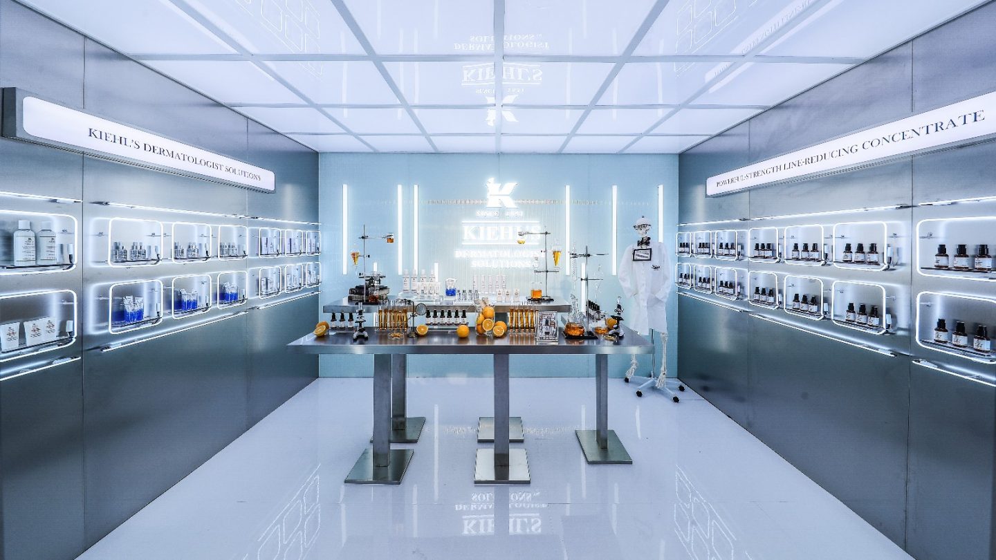 Kiehl’s的美妆快闪店策划安排了骨头先生陪你探索皮肤奥秘