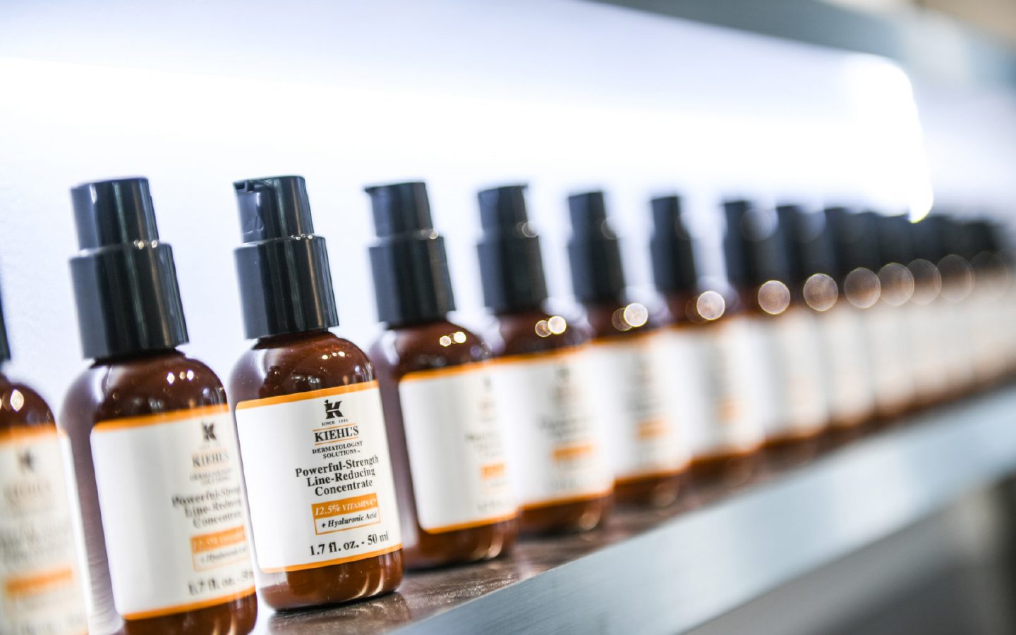 Kiehl's的美妆快闪店策划安排了骨头先生陪你探索皮肤奥秘