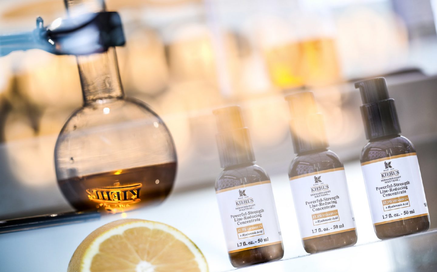 Kiehl's的美妆快闪店策划安排了骨头先生陪你探索皮肤奥秘