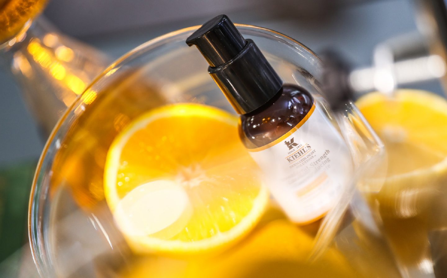 Kiehl's的美妆快闪店策划安排了骨头先生陪你探索皮肤奥秘