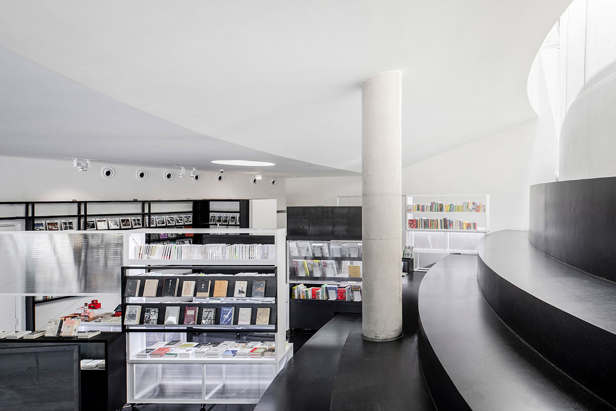 马赛克书店快闪店搬到上海了，呈现出了上海这座城市的一体两面