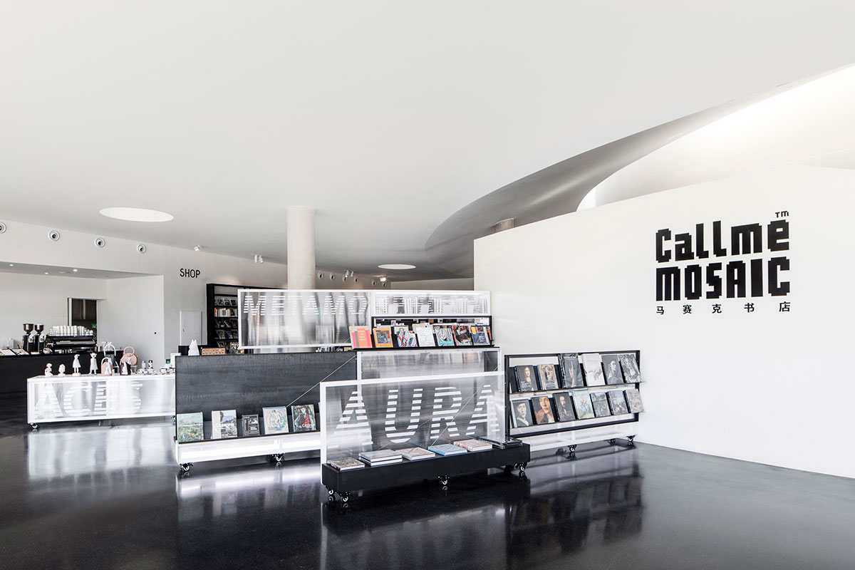 马赛克书店快闪店搬到上海了，呈现出了上海这座城市的一体两面