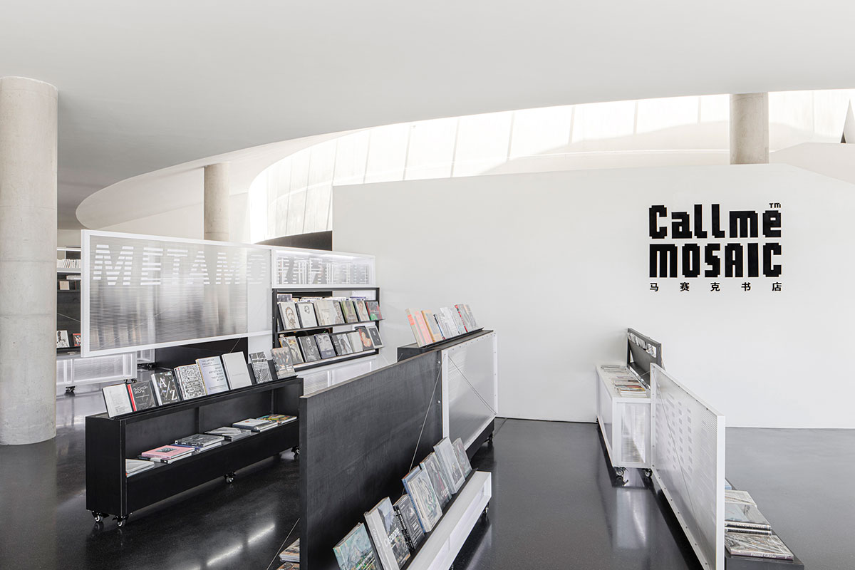 马赛克书店快闪店搬到上海了，呈现出了上海这座城市的一体两面