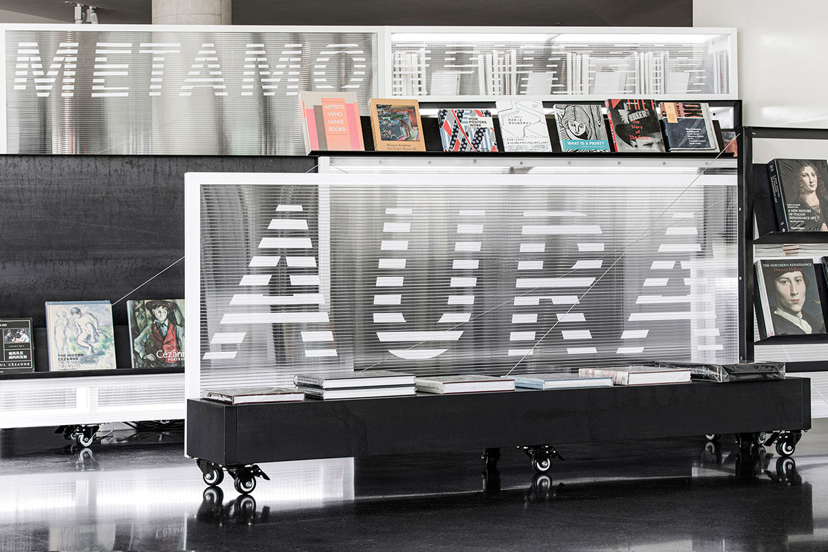 马赛克书店快闪店搬到上海了，呈现出了上海这座城市的一体两面