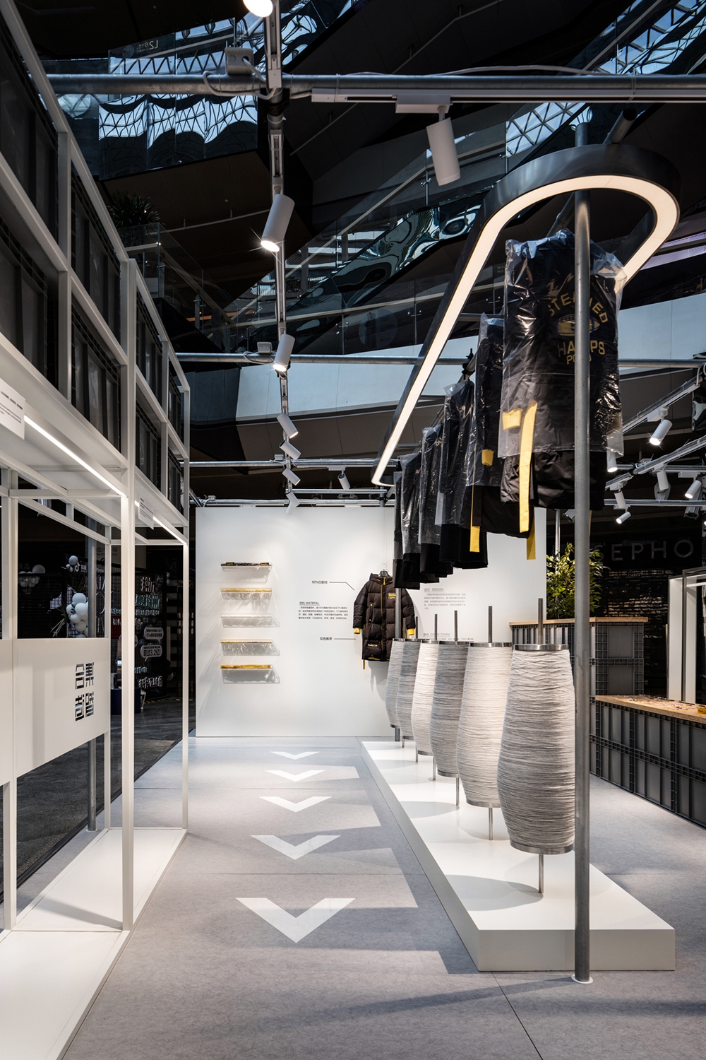 搭建快闪店的材料竟然都是采用环保采用,还可以二次使用呢