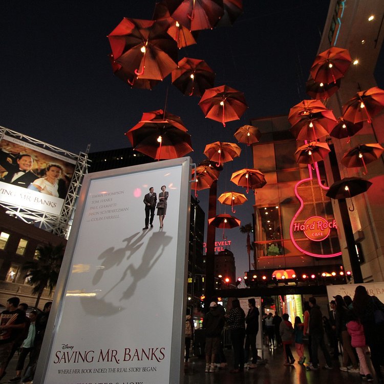 好莱坞大道上的这些雨伞艺术品成就了超过一百万的印象