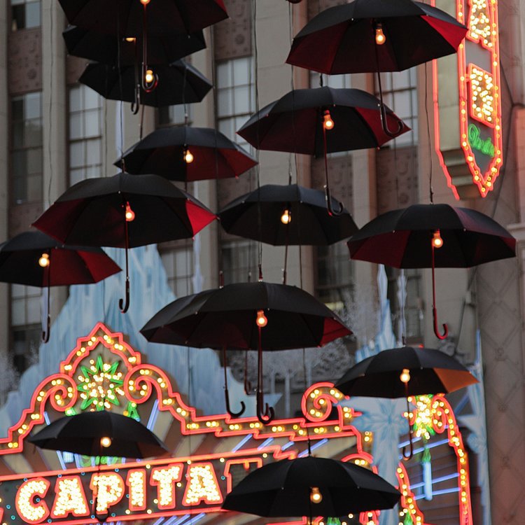 好莱坞大道上的这些雨伞艺术品成就了超过一百万的印象