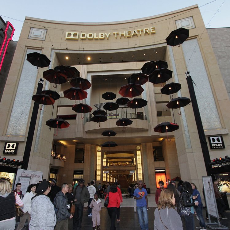 好莱坞大道上的这些雨伞艺术品成就了超过一百万的印象