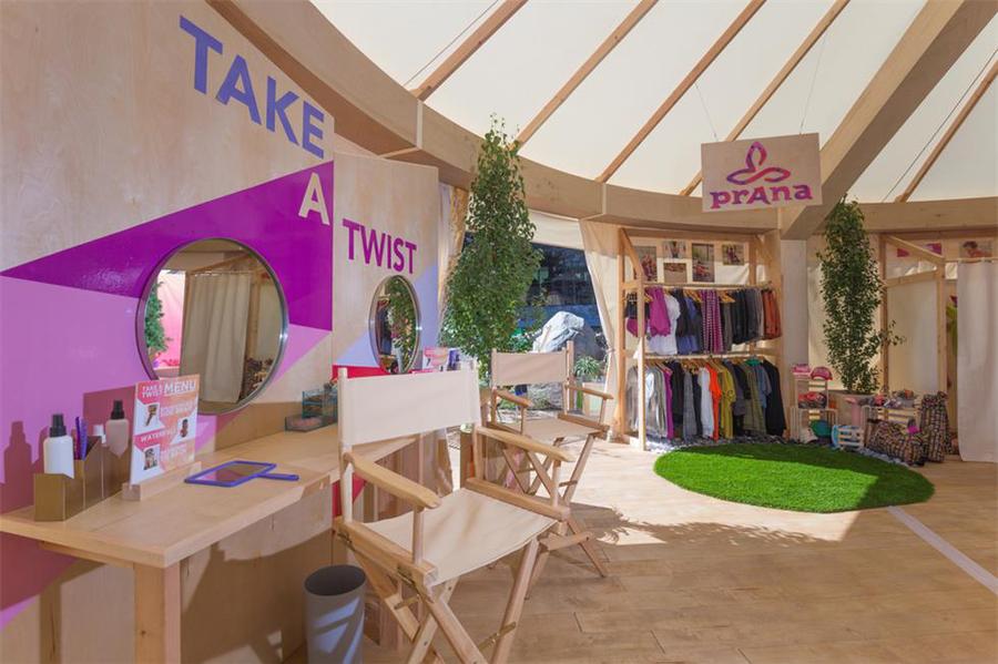 蒙古包的快闪店还有专业的扎辫子小能手，有趣极了