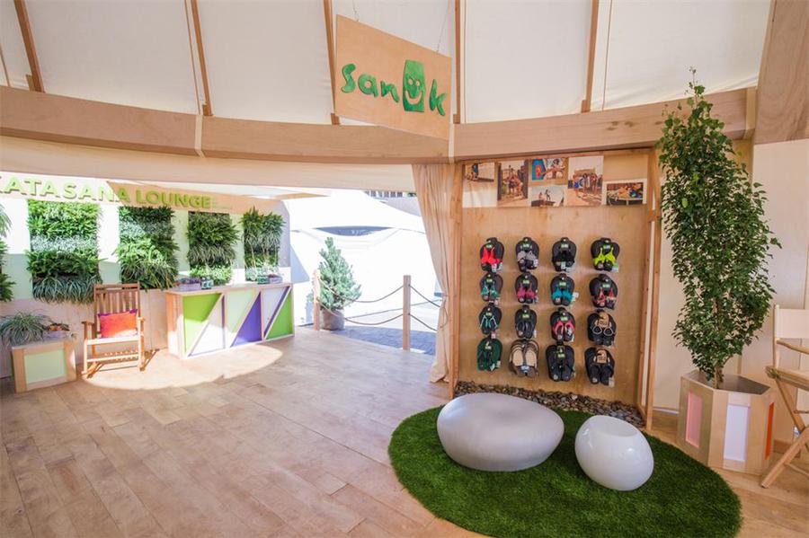 蒙古包的快闪店还有专业的扎辫子小能手，有趣极了