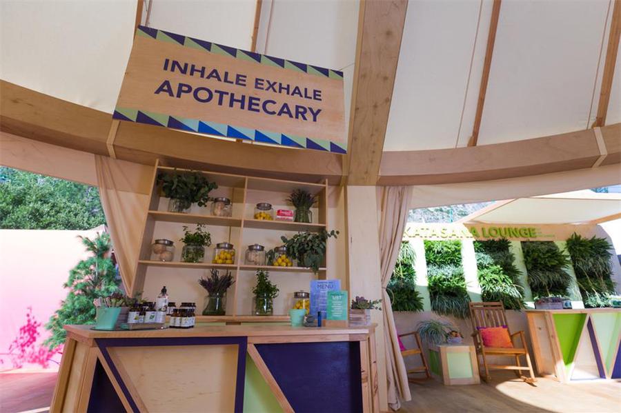 蒙古包的快闪店还有专业的扎辫子小能手，有趣极了