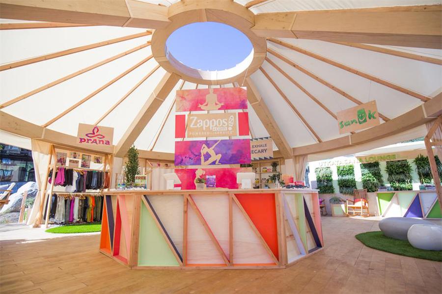 蒙古包的快闪店还有专业的扎辫子小能手，有趣极了