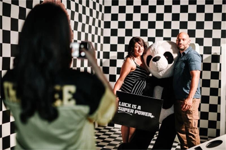 用快闪店的形式宣传电影也是极好的选择呢