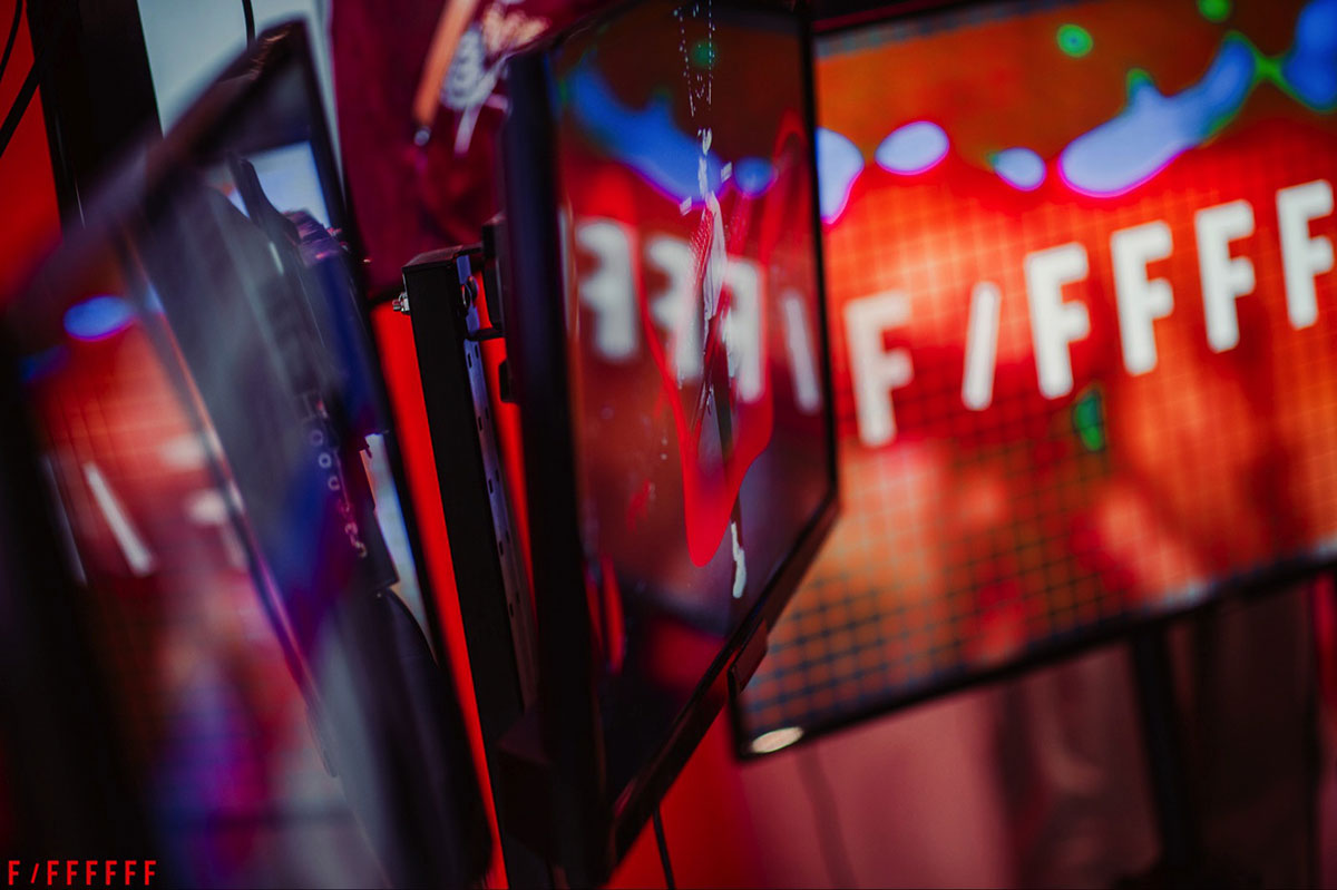 这个潮牌的红色主题快闪店策划酷感十足，玩出了潮态度！