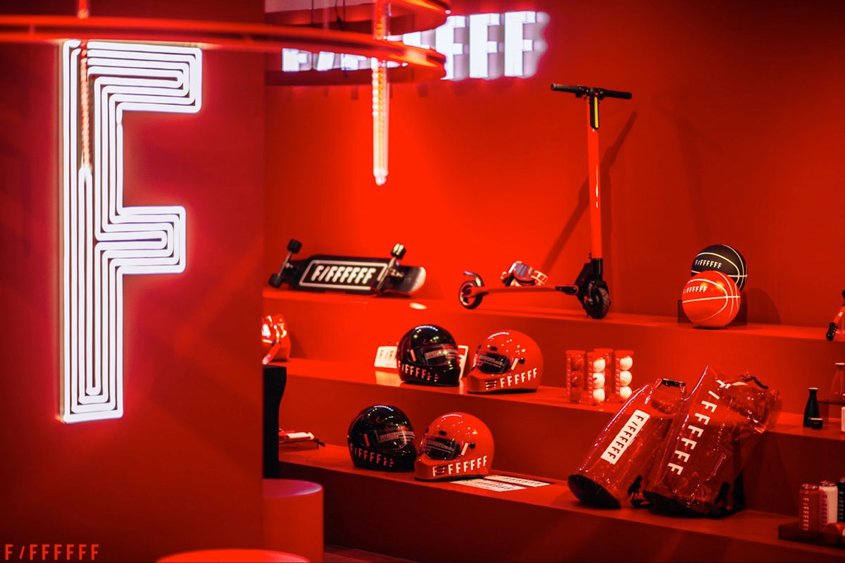 这个潮牌的红色主题快闪店策划酷感十足，玩出了潮态度！