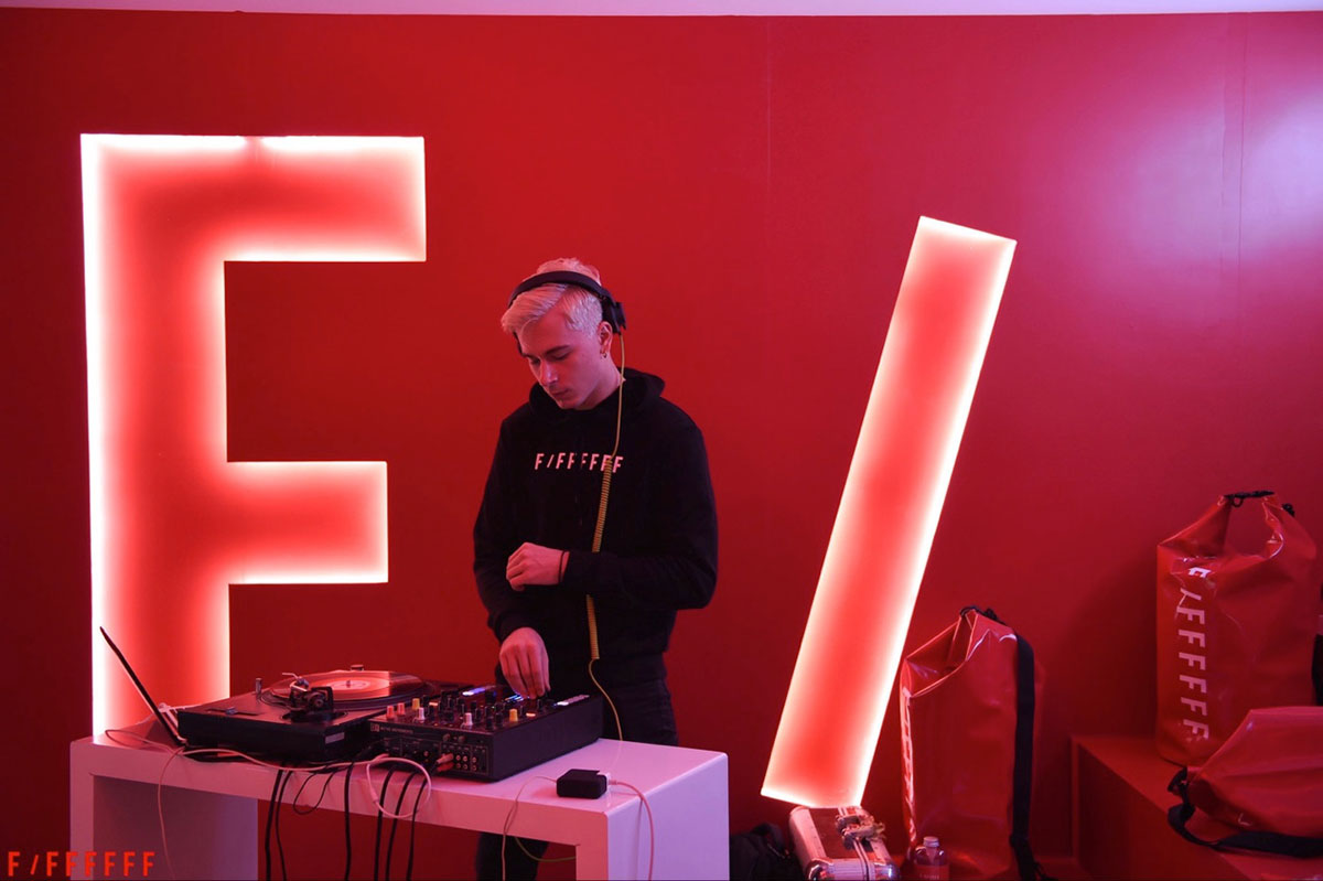 这个潮牌的红色主题快闪店策划酷感十足，玩出了潮态度！