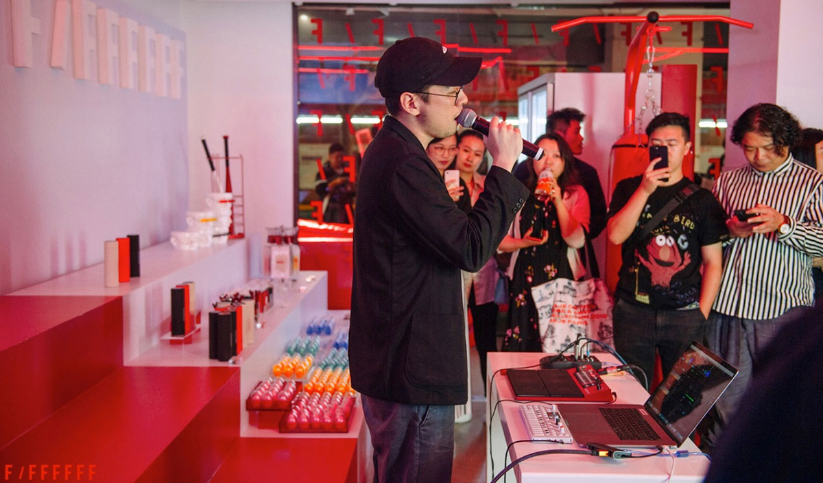 这个潮牌的红色主题快闪店策划酷感十足，玩出了潮态度！