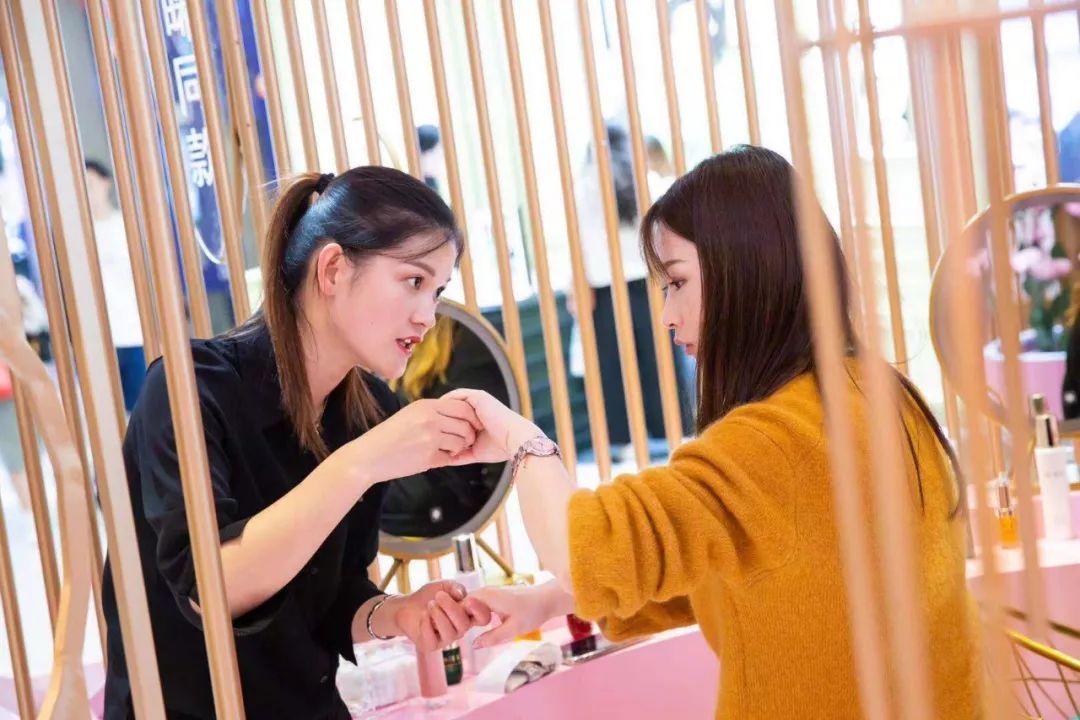 美妆快闪店策划是越发精致和浪漫有格调，更有多处静心小设计吸引消费者
