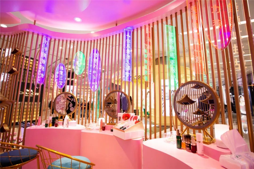美妆快闪店策划是越发精致和浪漫有格调，更有多处静心小设计吸引消费者