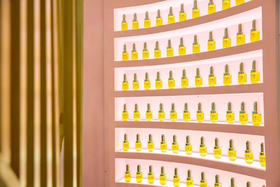 美妆快闪店策划是越发精致和浪漫有格调，更有多处静心小设计吸引消费者