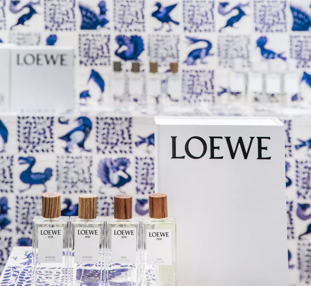 时尚魔都圣诞前夕又惊现一个香水快闪店，色彩与嗅觉的碰撞显得格外亮眼