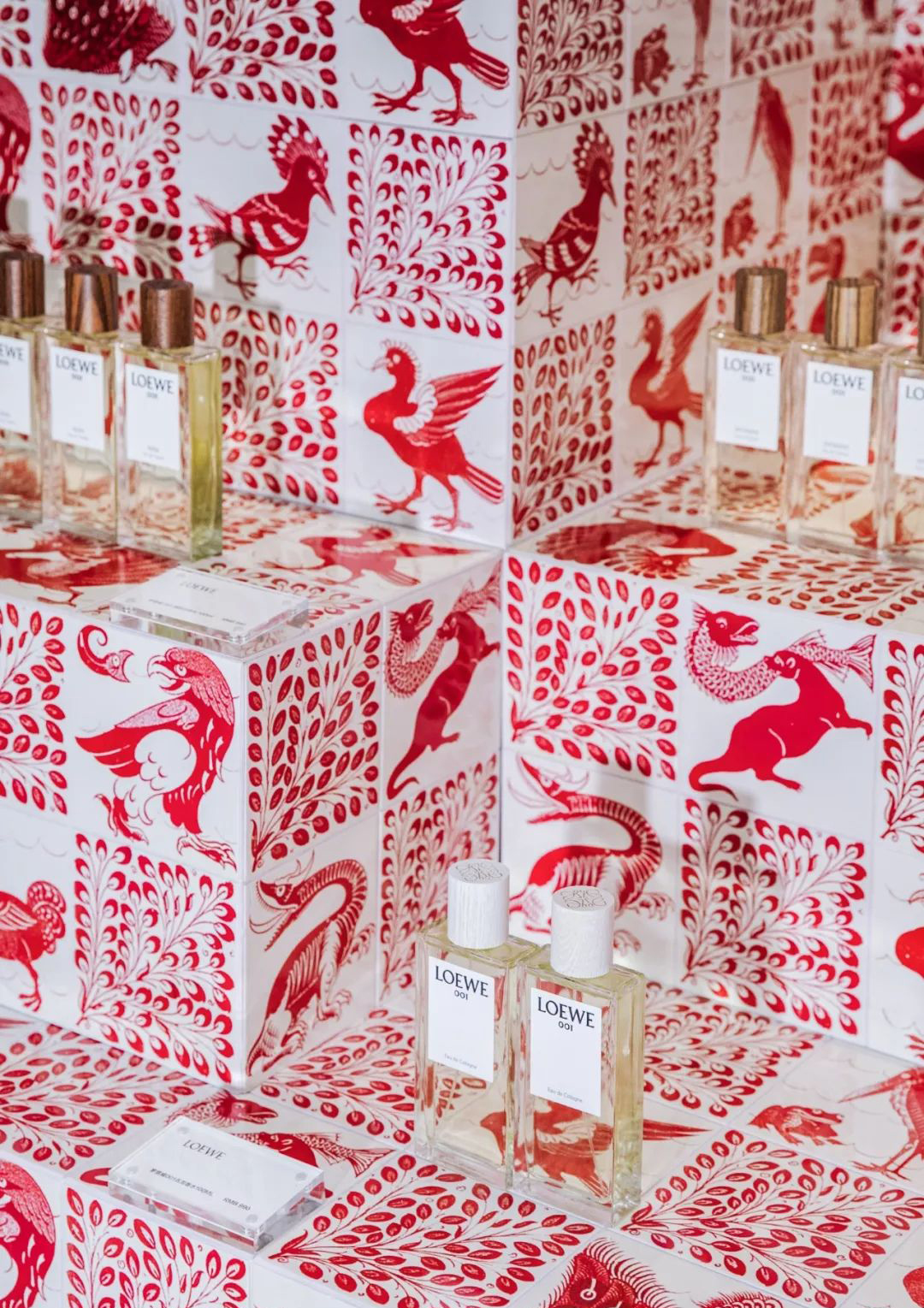 时尚魔都圣诞前夕又惊现一个香水快闪店，色彩与嗅觉的碰撞显得格外亮眼