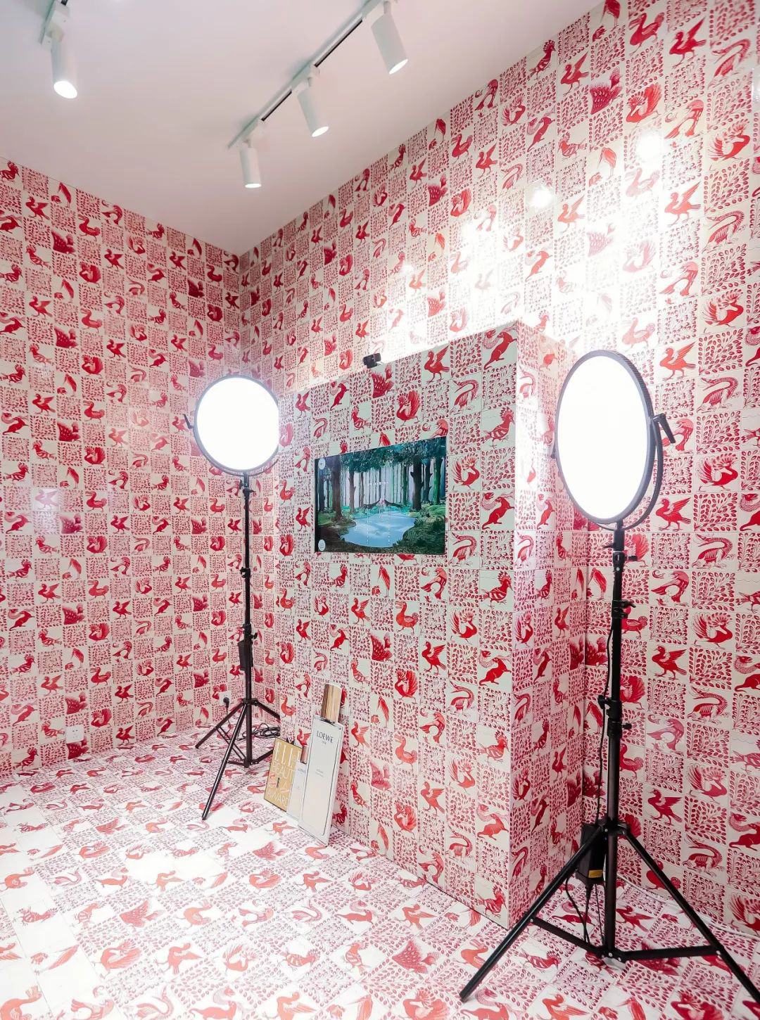 时尚魔都圣诞前夕又惊现一个香水快闪店，色彩与嗅觉的碰撞显得格外亮眼