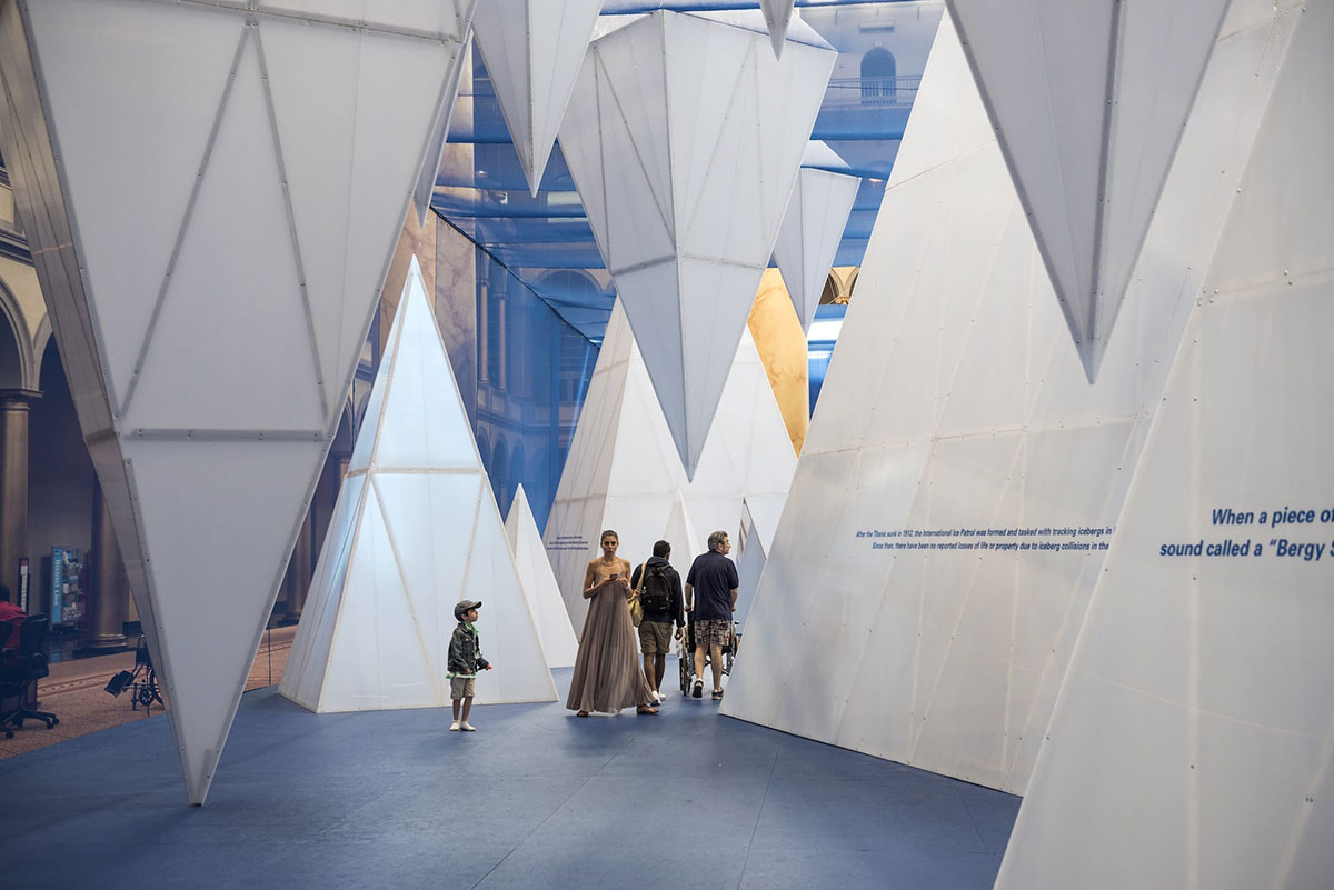 设计成冰山的美陈设计更多地是为了向公众输出环境的主题教育