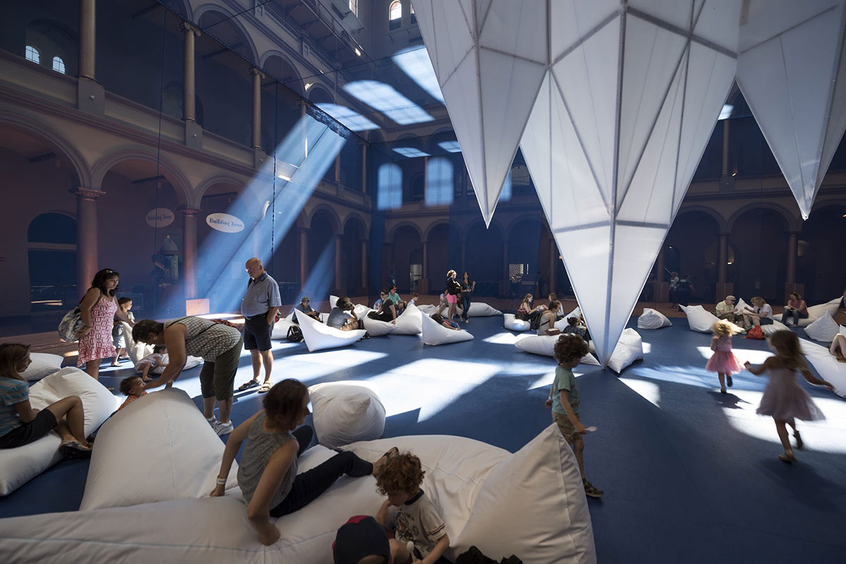 设计成冰山的美陈设计更多地是为了向公众输出环境的主题教育