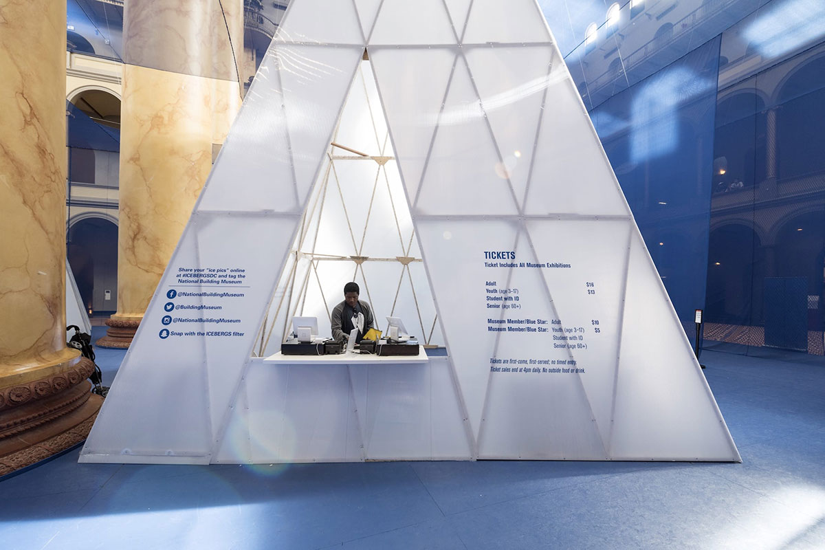 设计成冰山的美陈设计更多地是为了向公众输出环境的主题教育