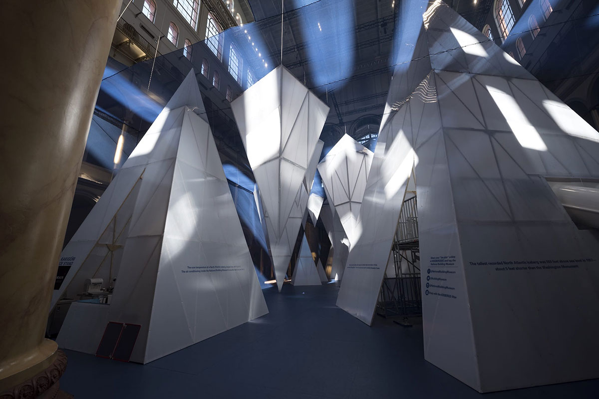 设计成冰山的美陈设计更多地是为了向公众输出环境的主题教育