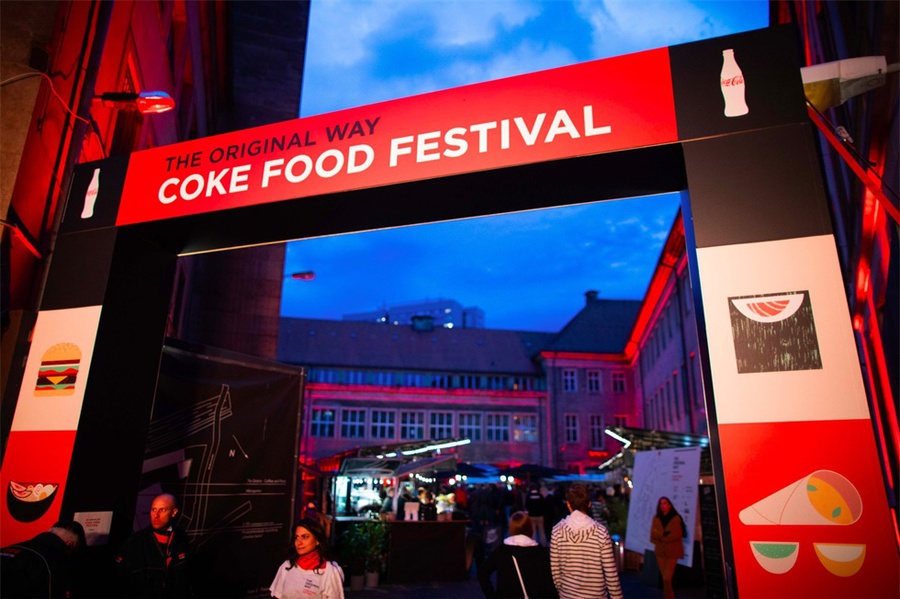 可口可乐以美食快闪店活动策划开场，用最燃音乐和美食点亮活动氛围