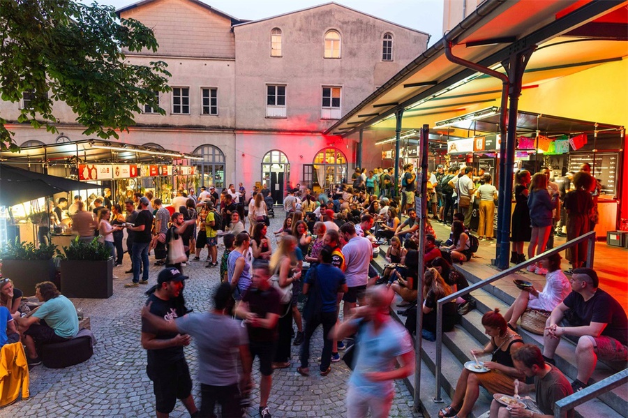 可口可乐以美食快闪店活动策划开场，用最燃音乐和美食点亮活动氛围