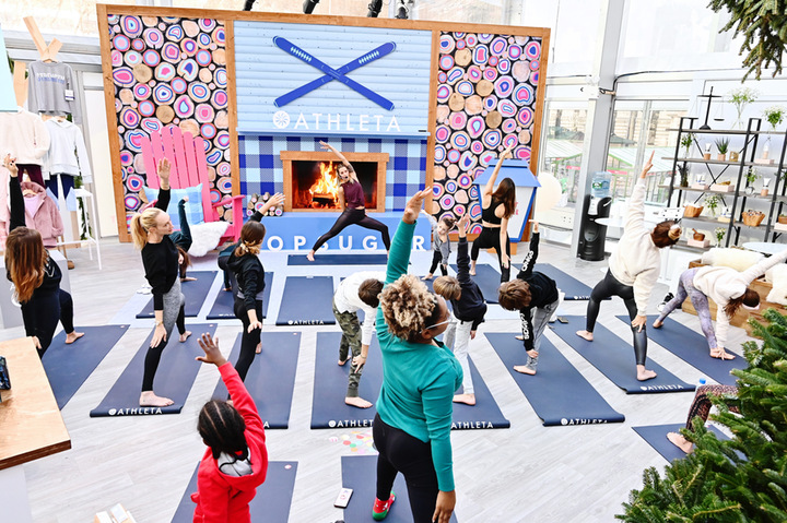 开放式互动体验的快闪店活动把客人带到了白雪覆盖的山坡小屋，好神秘