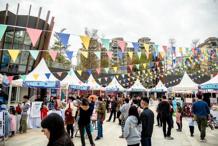 打破传统形式的周年庆典活动集合了70+摊位艺术市集和插画展览，好玩到不想走