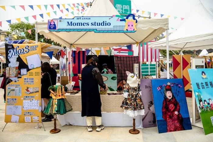 打破传统形式的周年庆典活动集合了70+摊位艺术市集和插画展览，好玩到不想走
