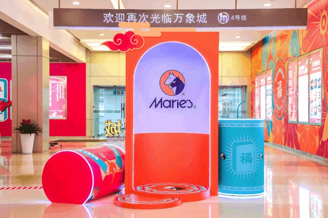 新春快闪店活动用不同颜料诠释了百年庆典活动,刷爆圈友