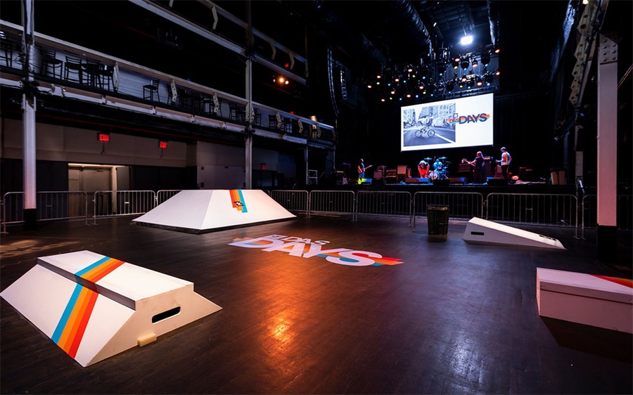 周末的快闪式派对活动以新品发布开场,因滑板文化更尽兴