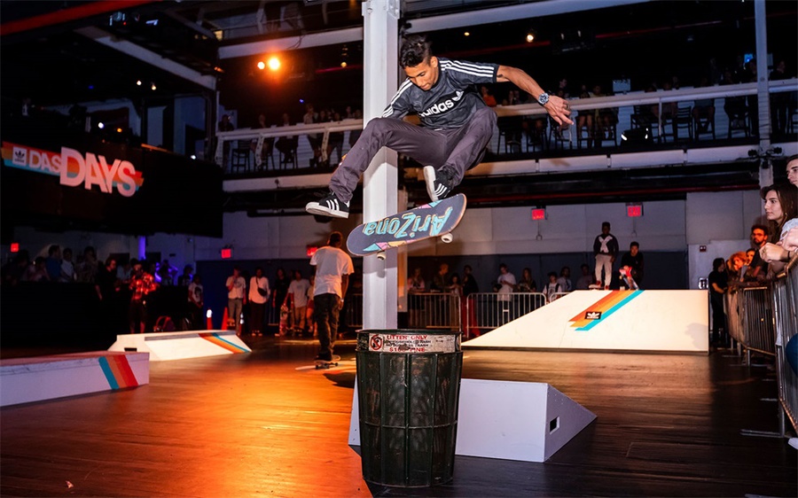 周末的快闪式派对活动以新品发布开场,因滑板文化更尽兴