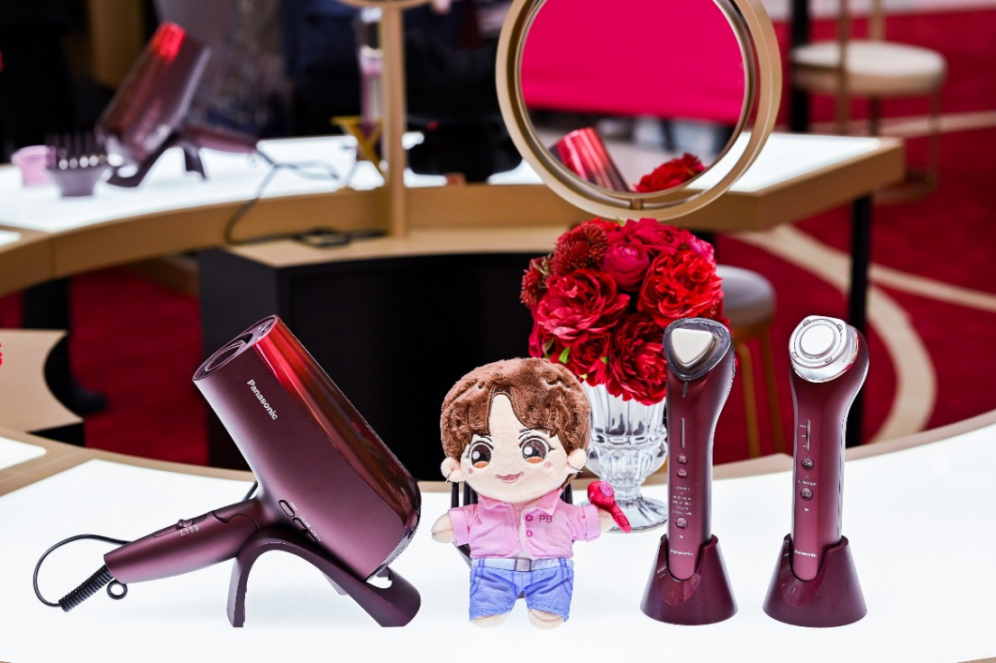 松下X快闪店活动强势来袭,绯墨色搭配奢华金诠释了黑科技的独特魅力