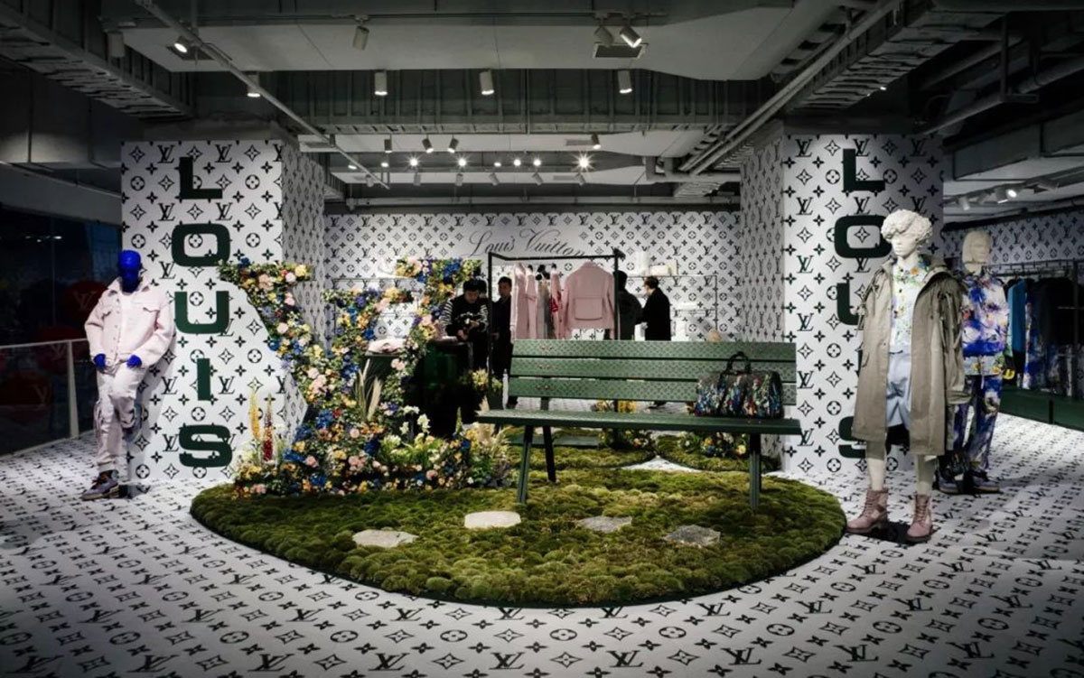 LV上海这家限时快闪店活动换装成绿意盎然奢华质感的游乐场