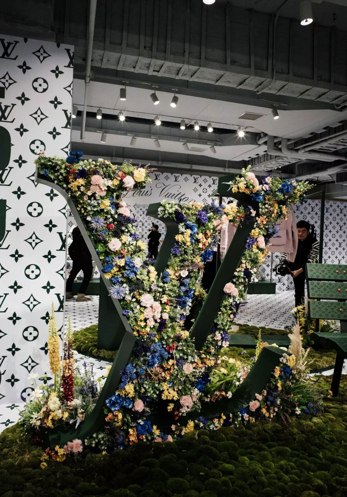 LV上海这家限时快闪店活动换装成绿意盎然奢华质感的游乐场