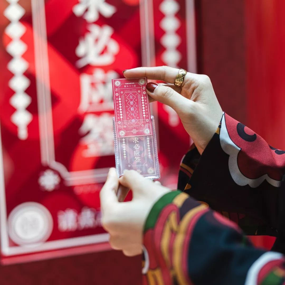 新春快闪店活动的全新高端打卡装置以中国风的春“结”拉开序幕