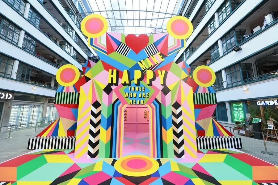 色彩斑斓的快闪店展览活动灵动了整个区域,也带来了意想不到的惊喜