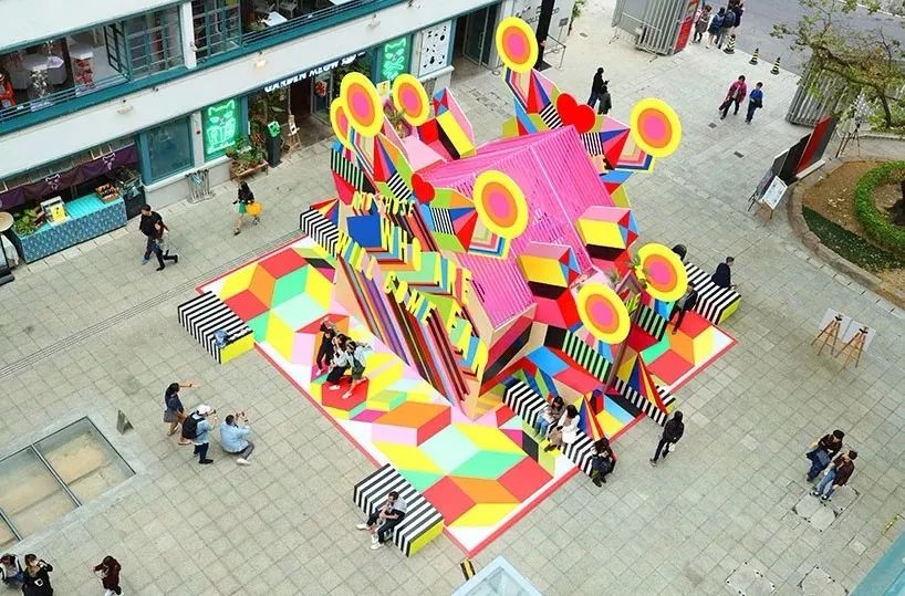 色彩斑斓的快闪店展览活动灵动了整个区域,也带来了意想不到的惊喜