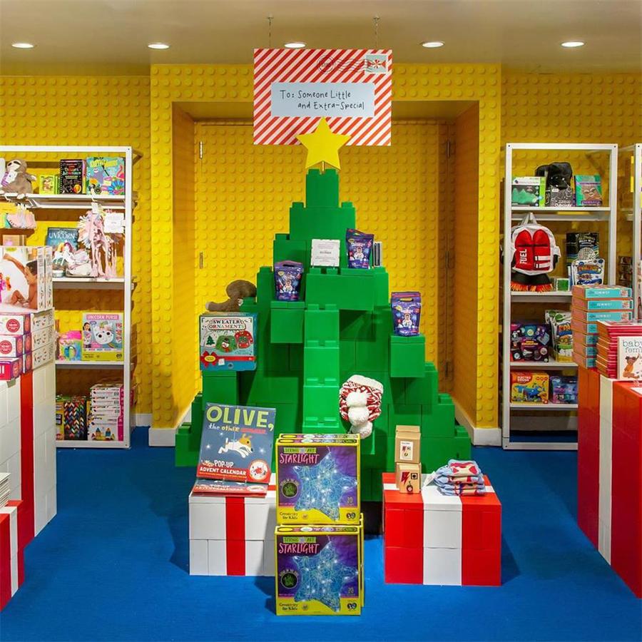 快闪店活动以大礼盒和信封装置展开，好像述说着一个有趣的假日故事